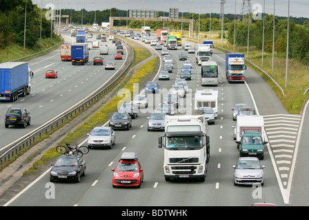 Un accumulo di traffico su una autostrada britannica. Foto Stock