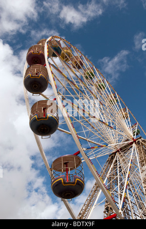 Un mare grande ruota contro un cielo blu. Foto Stock