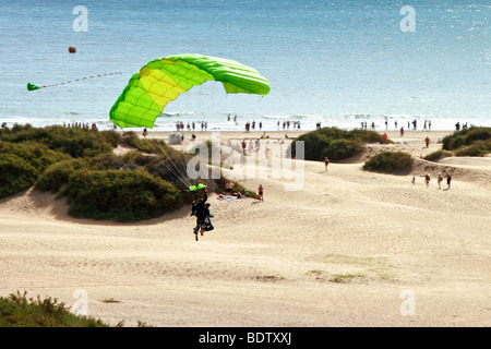 Giovane parapendio sulla spiaggia di Playa del Ingles Foto Stock