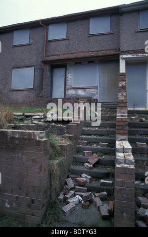 Imbarcati abbandonati fino casa in Rhondda Valley in Wales UK Foto Stock