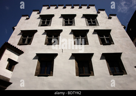 La facciata situato nel centro storico di Cesky Krumlov, Repubblica Ceca, Europa Foto Stock