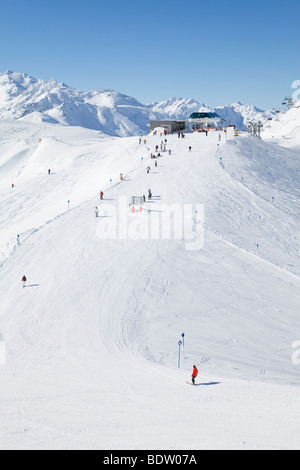 Europa Austria, Tirolo. St. Anton am Arlberg, piste da sci e seggiovia station Foto Stock