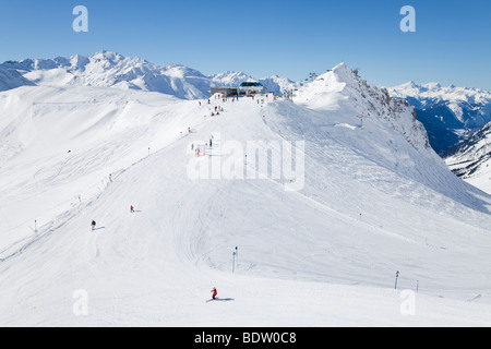 Europa Austria, Tirolo. St. Anton am Arlberg, piste da sci e seggiovia station Foto Stock