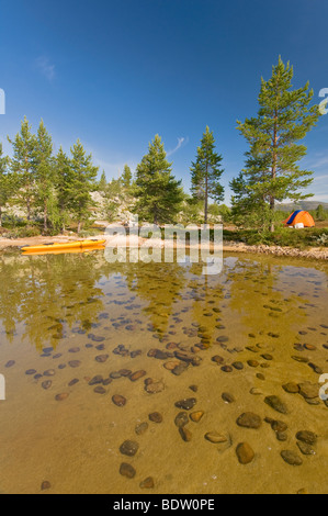 Tour in kayak sul lago in riserva naturale, Svezia Foto Stock