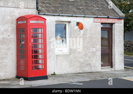 Il vecchio ufficio postale con casella telefono britannica di Telekom, Orkney Islands, SCOZIA Foto Stock