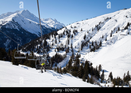 Europa Austria, Tirolo. St. Anton am Arlberg, resort Montagne e piste da sci Foto Stock