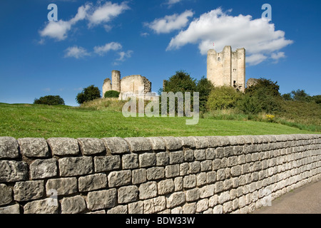 I resti di Conisbrough Castle, uno di Inghilterra del migliori castelli normanni e l ispirazione per Sir Walter Scott Ivanhoe. Foto Stock