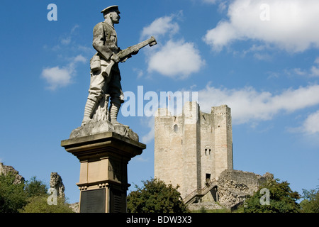 Il memoriale di guerra e resti di Conisbrough Castle, uno di Inghilterra del migliori castelli normanni e l ispirazione per Ivanhoe. Foto Stock