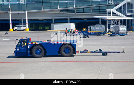 Rimorchiatore di aeromobili su asfalto a Arturo Merino Benitez Airport, Santiago del Cile Foto Stock
