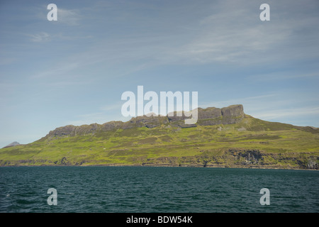 Isola di Eigg nelle piccole isole, Scozia. Giugno. Fotografato da ovest. Foto Stock