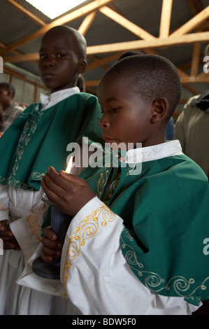 KENYA facce della congregazione alla messa cattolica in Mukuru Ruben, una delle baraccopoli di Nairobi. I chierichetti. Foto di Sean Sprague 2007 Foto Stock