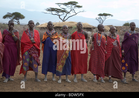 Kenia Masai donne tenetevi pronti per ballare al loro villaggio Masai entro il Amboseli National Park. Foto di Sean Sprague 2007 Foto Stock