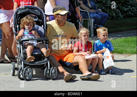 Gli orologi della famiglia piccola città parade Foto Stock