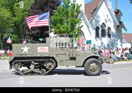 Veicolo militare in parata patriottica Foto Stock