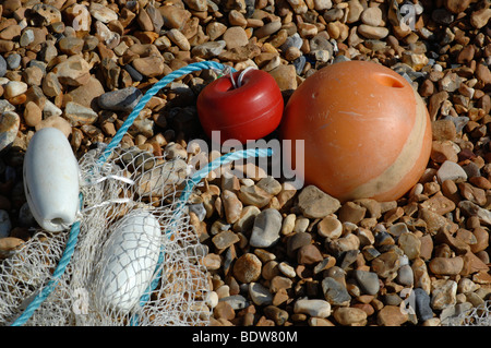 Galleggianti e reti sinistra sulla spiaggia Foto Stock