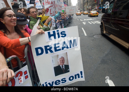Migliaia di sostenitori di della riforma sanitaria raccogliere in Times Square a New York Foto Stock