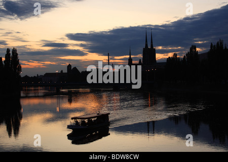 Cattedrale sulla Ostrow Tumski visto dal Ponte Grundwaldski a Wroclaw in Polonia. Foto Stock