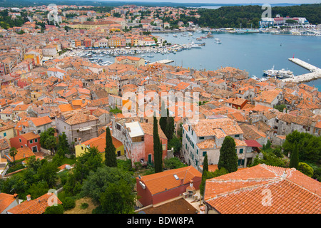 Rovigno dalla torre di Santa Eufemia, la basilica, Istria, Croazia, Europa Foto Stock