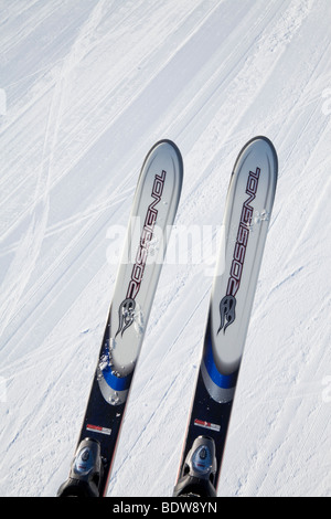 Sci, Méribel ski resort (1450m) nelle tre valli, Les Trois Vallees, Savoie, sulle Alpi francesi, Francia Foto Stock