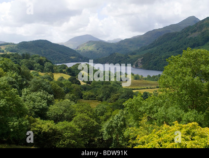 Guardando verso sud lungo Nant Gwynant verso Llyn Gwynnant, Gwynedd Snowdonia North Wales UK Foto Stock