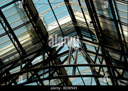 Il tetto come visto dall'interno di Liverpool Street station su un soleggiato senza nuvole giorno d'estate. Foto Stock