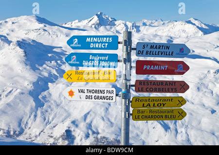 Sopra Signpost Méribel ski resort (1450m) nelle tre valli, Les Trois Vallees, Savoie, sulle Alpi francesi, Francia Foto Stock