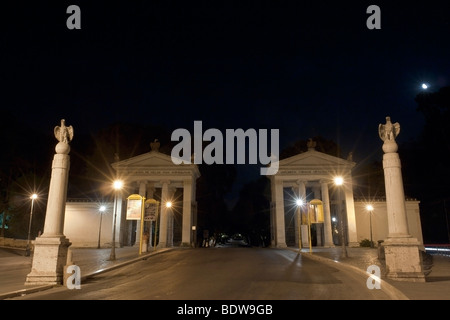 Roma, Italia. Vista notturna della monumentale ingresso di Villa Borghese, il 'propilei greci" (Greco propilei) da Luigi Canina Foto Stock