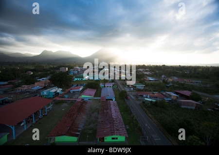 Una vista in alzata della città di La Fortuna e il Vulcano Arenal al tramonto. Foto Stock