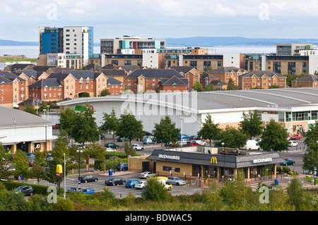 Vista della Baia di Cardiff alloggiamento nuovo sviluppo e retail park Foto Stock