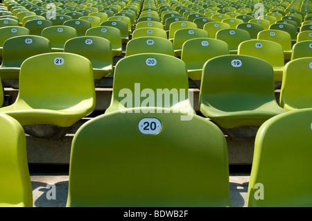 File di sedili nell'Olympiastadion Stadio Olimpico, Monaco di Baviera, Baviera, Baviera, Germania, Europa Foto Stock