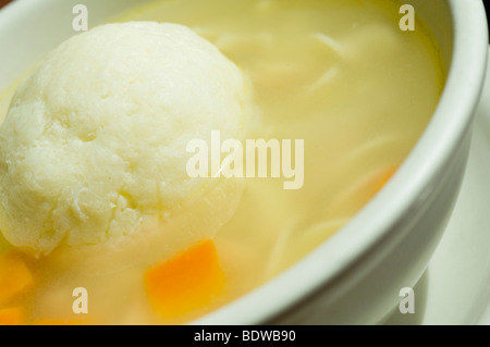 Ciotola di pane azzimo sfera zuppa di carote e di brodo di pollo Foto Stock