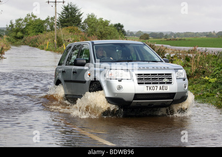 Land Rover Freelander 2 in acqua di inondazione su strade vicino a Aberdeen, Scozia, Regno Unito, dopo forti piogge Foto Stock