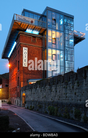 Hotel Altes Knasthaus vecchia prigione house, Vronfeste, moderno ascensore di vetro, tetto a terrazza, ex carcere, Meiningen, Rhoen, Gio Foto Stock