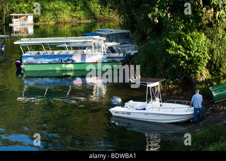 Il lancio di una piccola barca da pesca nel Lago di Arenal. Escursioni di pesca sono in vendita in La Fortuna Foto Stock