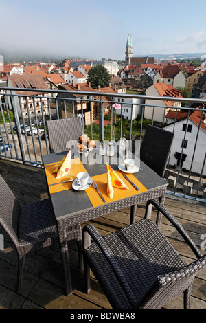 Tavolo per la colazione sulla terrazza che affaccia su Meiningen, Hotel Altes Knasthaus vecchia prigione house, Vronfeste, Rhoen, Turingia, Germania Foto Stock
