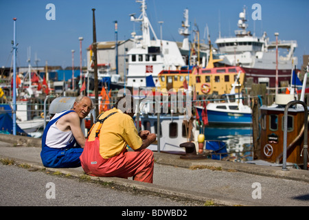 Due anziani pescatori nel porto di Hirtshals, Nord dello Jutland, Danimarca Foto Stock