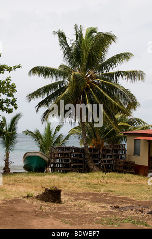 Casa nicaragua big corn island corn island tin roof lamiera nativo di Zinco pesca barca lobster pot trap trappole pots quantità g Foto Stock