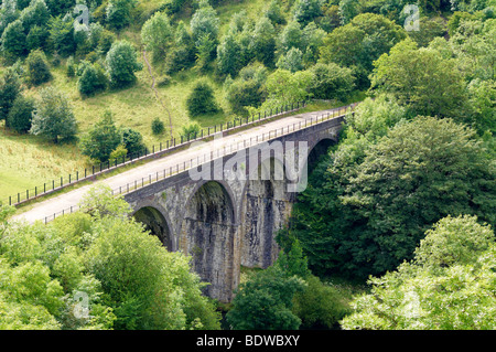 Vecchio viadotto ferroviario a testa Monsal, Monsal Dale, Derbyshire Peak District, Inghilterra. Questa è una parte del sentiero Monsal percorso Foto Stock