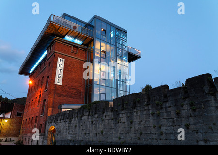 Hotel Altes Knasthaus vecchia prigione house, Vronfeste, moderno ascensore di vetro, tetto a terrazza, ex carcere, Meiningen, Rhoen, Gio Foto Stock
