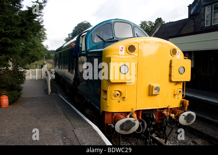 BR/EE Co-Co Classe 37 locomotiva Cheddleton stazione ferroviaria Foto Stock