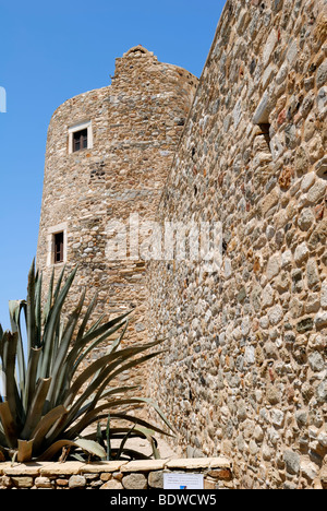 La Crispi (Glezos) Torre del Kastro di Naxos (Castello dei Duchi) è l unica torre circolare che ancora sopravvive. ... Foto Stock