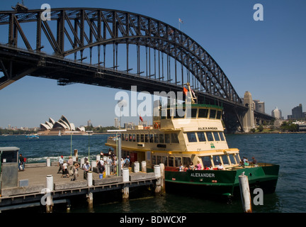 Australia, NSW, Sydney Harbour Bridge, Opera House, il porto di attracco dei traghetti a Milsons Point ferry wharf Foto Stock