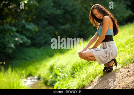 Giovane donna slim in un parco. Foto Stock