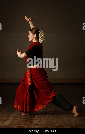 Giovane donna in sari di eseguire un classico e tradizionale danza indiana Bharatanatyam Foto Stock