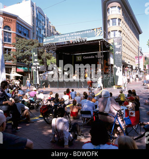 Gastown, Vancouver, BC, British Columbia, Canada - Festival Internazionale di Jazz, udienza l'ascolto, la visione delle prestazioni musicali Foto Stock