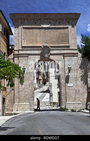 Città di l'Aquila in Abruzzo Montagna, Italia, due mesi dopo il terremoto del 2009. L'Aquila, Abruzzo, Italia, Europa UE. Foto Stock