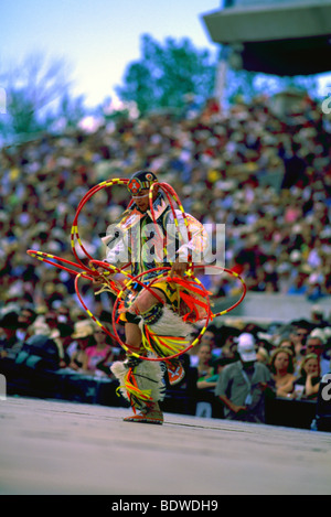 Native American Indian Hoop ballerino, Hoop performance di danza, Calgary Stampede Rodeo, Calgary, AB, Alberta, Canada Foto Stock