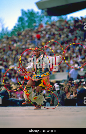 Native American Indian Hoop ballerino, Hoop performance di danza, Calgary Stampede Rodeo, Calgary, AB, Alberta, Canada Foto Stock