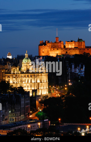 Il Castello di Edimburgo e Bank of Scotland edificio sul tumulo di notte dalla Calton Hill, Edimburgo, Scozia Foto Stock