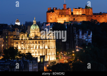 Il Castello di Edimburgo e Bank of Scotland edificio sul tumulo di notte dalla Calton Hill, Edimburgo, Scozia Foto Stock